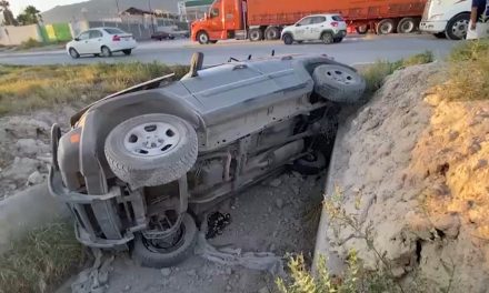 Vuelca en drenaje pluvial mientras iba a su trabajo en Arteaga