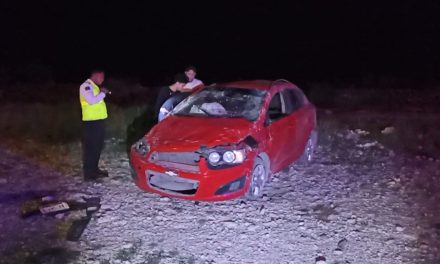 Vuelca tras fuerte choque frontal en Saltillo