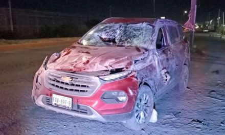 Saltillo: Se duerme y vuelca su camioneta, la afectada logró salir ilesa tras el percance