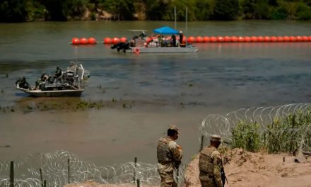 El 80% de barrera de boyas invaden el territorio mexicano