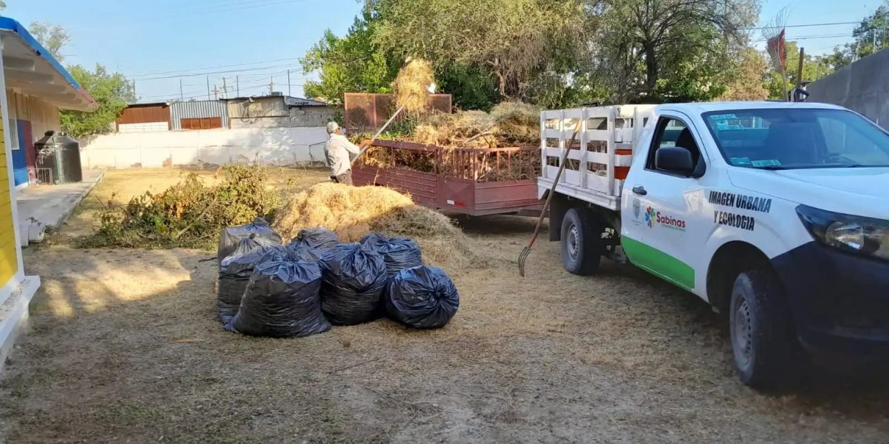 Limpian escuelas para el regreso a clases en Sabinas