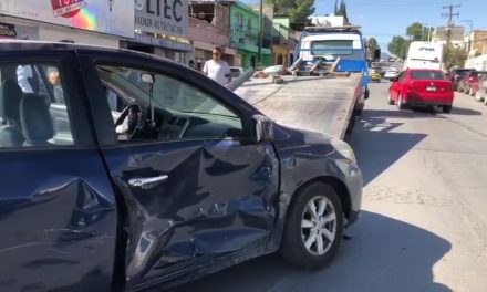 Conductora no respeta alto y choca contra vehículo en la Topochico