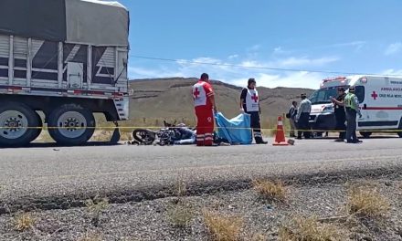 Muere duranguense al impactar su moto contra tráiler en la carretera Saltillo-Torreón