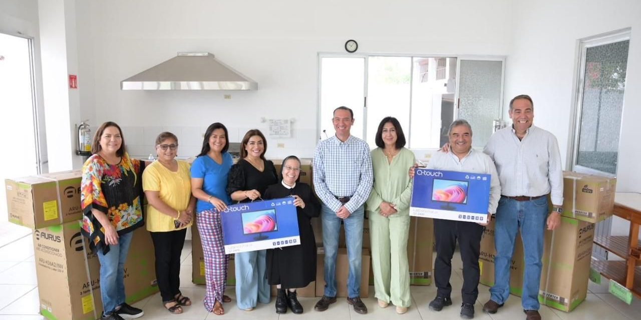 Equipa Ayuntamiento de Acuña casa OMNIA con computadoras
