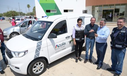 Entrega alcalde de Acuña vehículos a cuatro direcciones