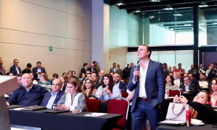 Presenta Manolo modelo Coahuila ante legisladores del PRI
