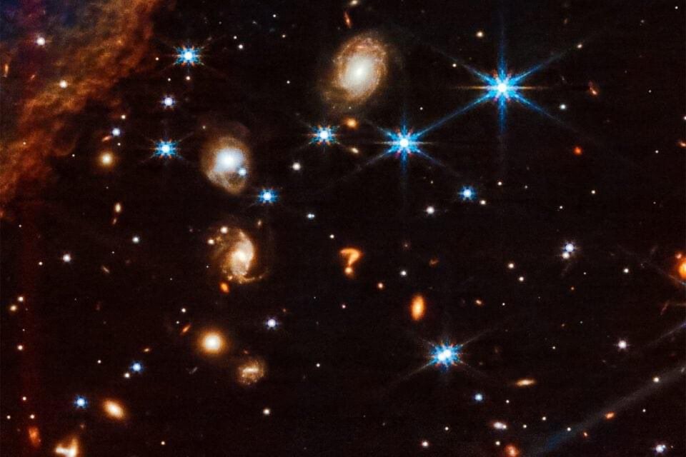 Telescopio James Webb halla misteriosa galaxia con forma de signo de interrogación