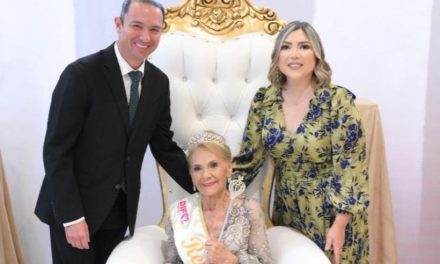 Coronan a reina del adulto mayor en Acuña