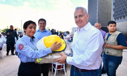 Reconocen a bomberos de Torreón
