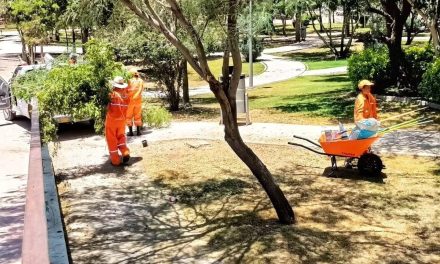 Dan mantenimiento constante al Bosque Urbano de Torreón