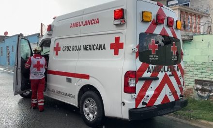 Motociclista se accidenta por ignorar señal de alto en Saltillo