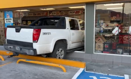 ‘¿Me da una recarga?’; conductor se mete con todo y camioneta a un Oxxo