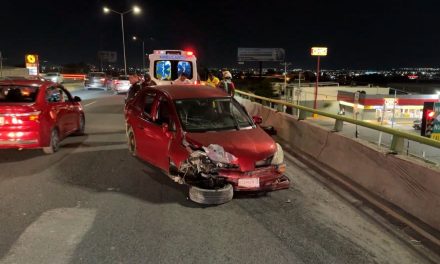 Saltillo: Acelerado choca con el muro, su coche acabó destrozado
