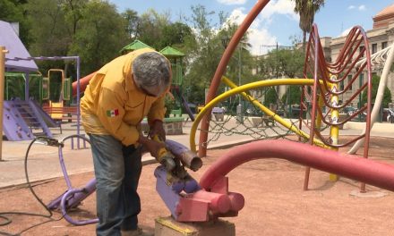 Dan mantenimiento a los juegos de la Alameda de Saltillo