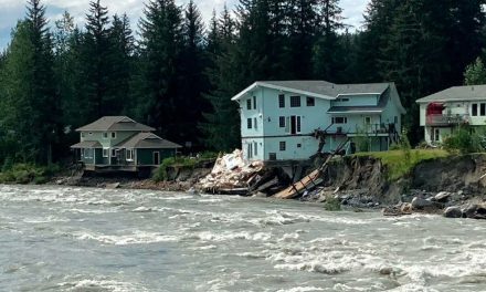 El deshielo de glaciares causan estragos en Alaska al arrasar varias viviendas