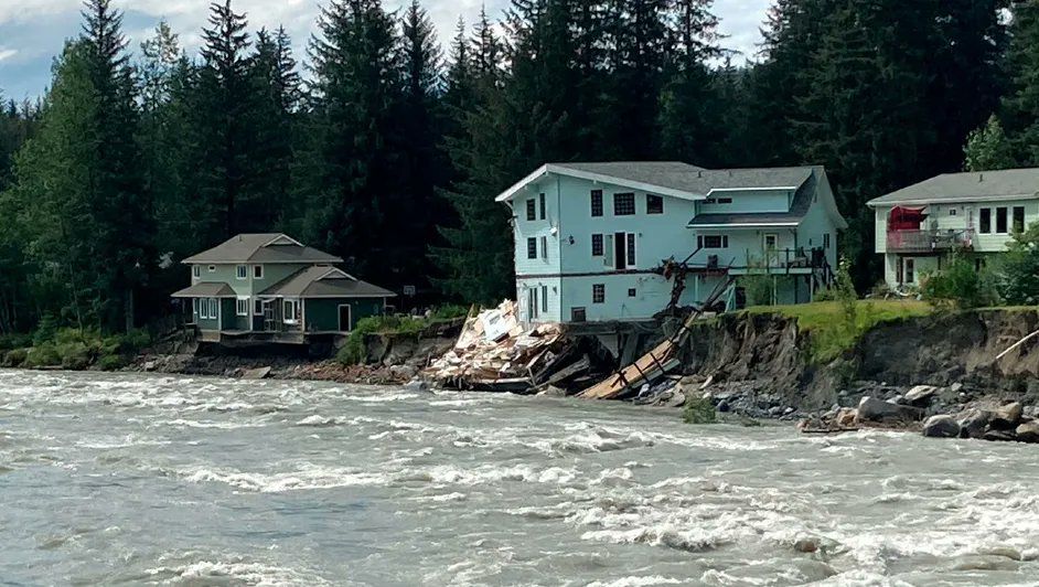 El deshielo de glaciares causan estragos en Alaska al arrasar varias viviendas