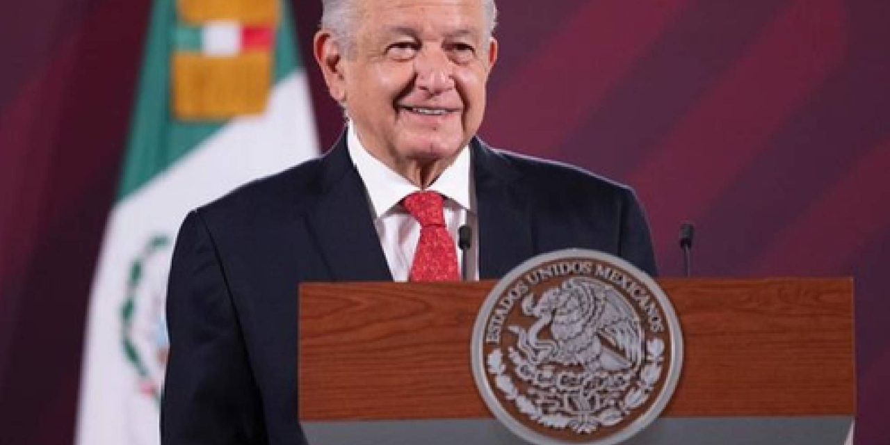 AMLO reconoce que los libros de texto sí tienen errores… pero menos que antes