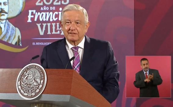 AMLO presume que SNTE apoya libros de texto de la 4T