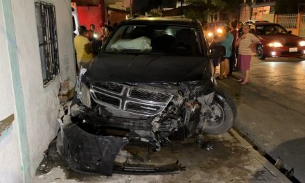 Autos y casas dañadas en aparatoso choque en Saltillo