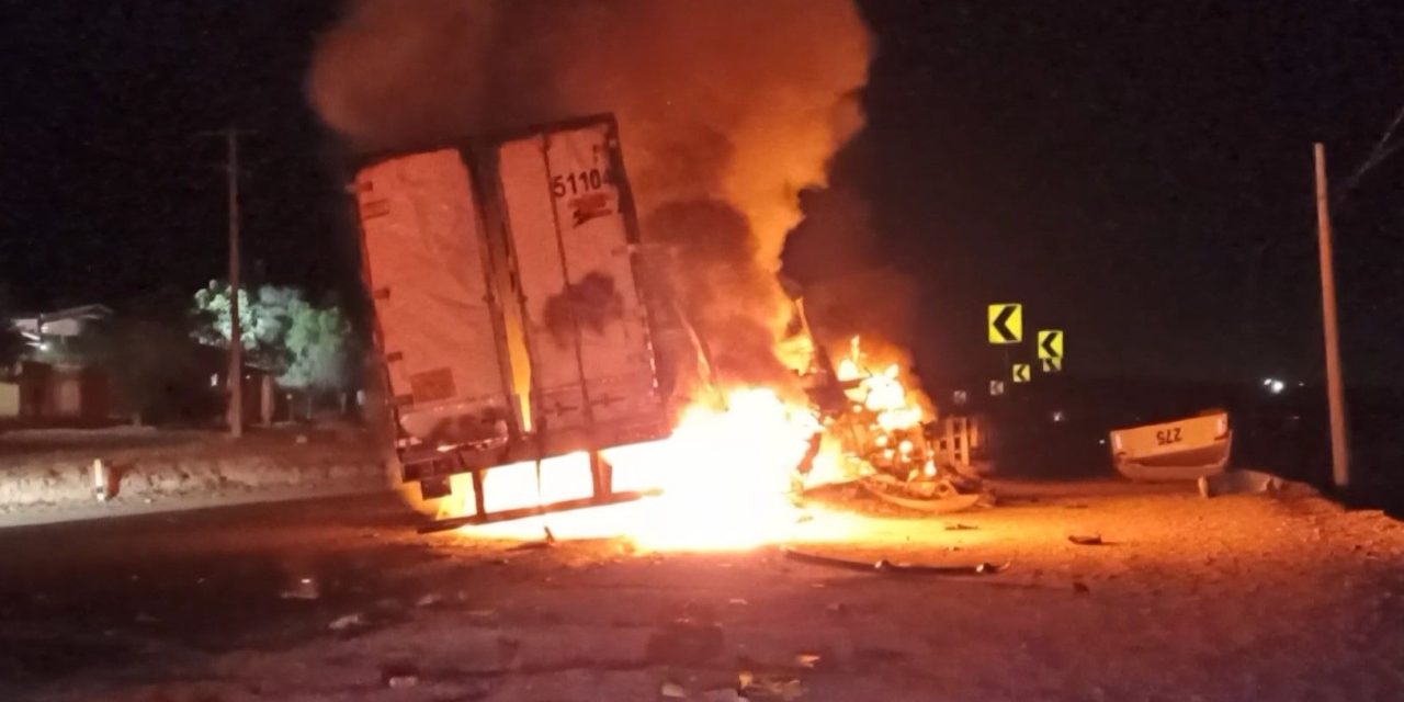 Arde tráiler tras choque en carretera Saltillo-Monterrey