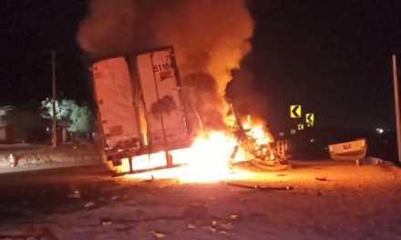 Arde tráiler tras choque en carretera Saltillo-Monterrey
