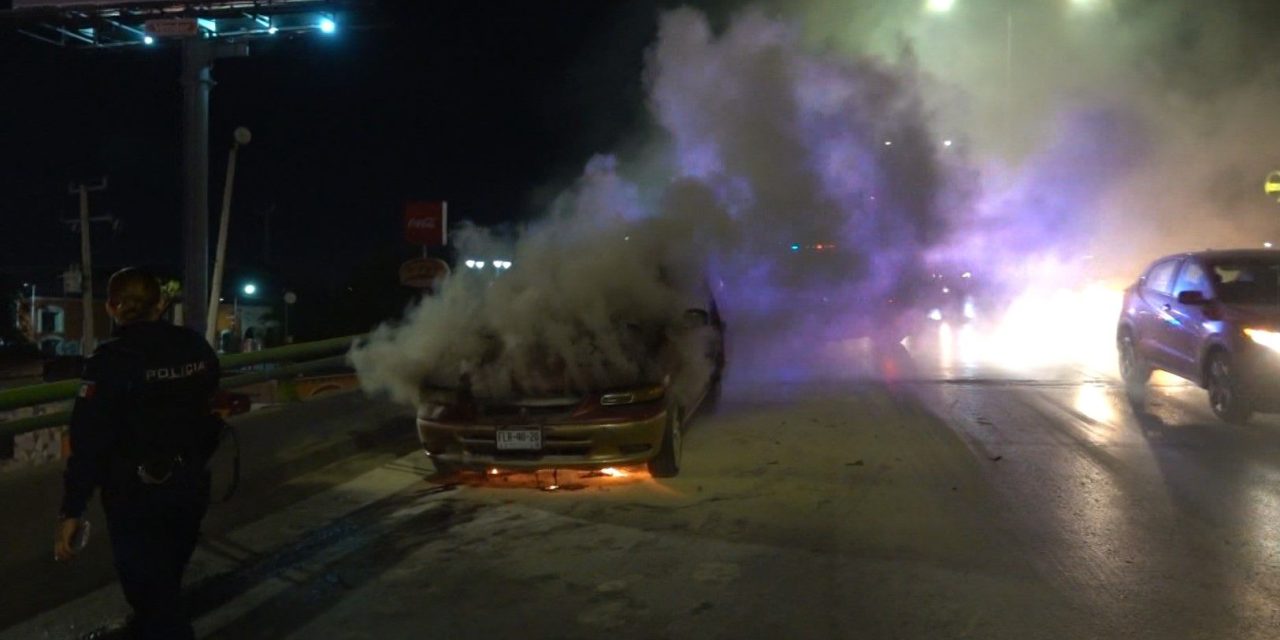 Arde camioneta en pleno V. Carranza