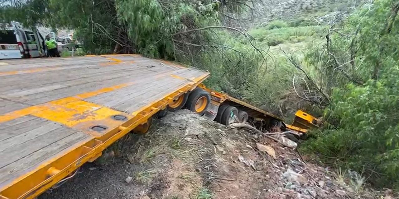 Cae a un barranco en la 57; sale vivo de accidente en Los Chorros