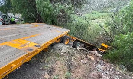 Cae a un barranco en la 57; sale vivo de accidente en Los Chorros