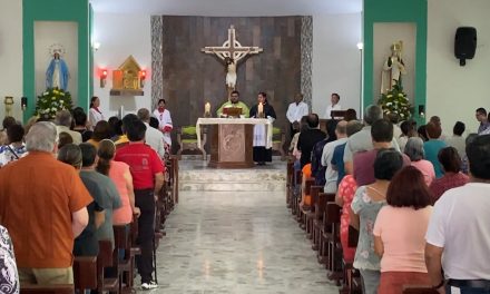 Bendicen mochilas por inicio de ciclo escolar en Saltillo