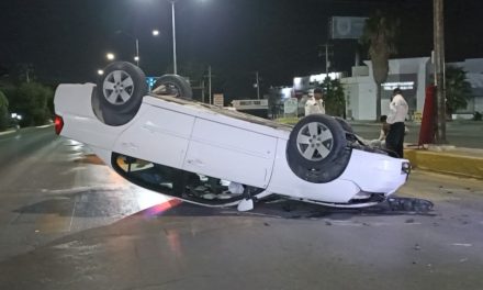 Despierta con el mundo de cabeza al norte de Saltillo… ebrio se durmió y protagonizó volcadura