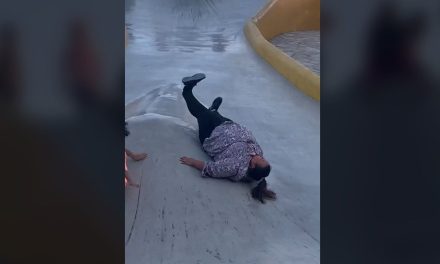 Saltillo: ‘Se va a caer… se cayó’; señora protagoniza caída en los resbaladeros de la Deportiva y se hace viral