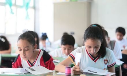 Calidad de la educación en riesgo, padres de familia rechazan nuevos libros de texto