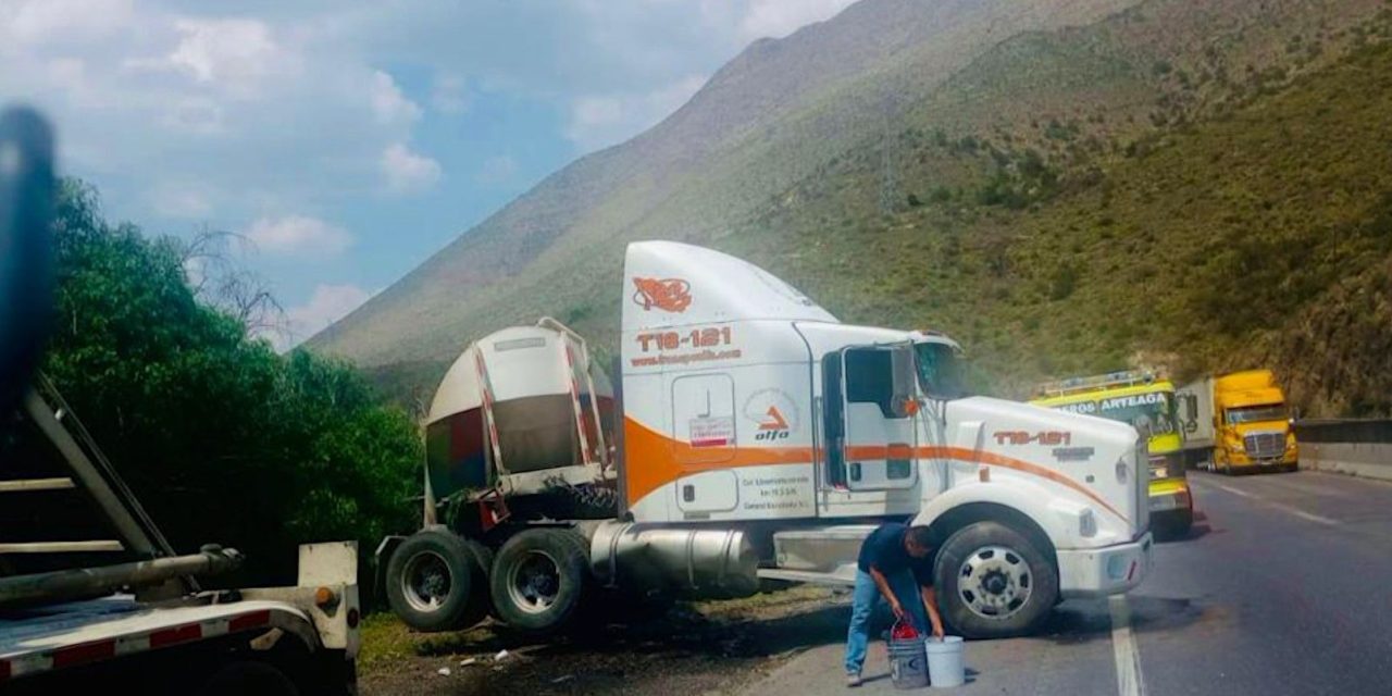 Unidad casi vuelca en la Carretera 57