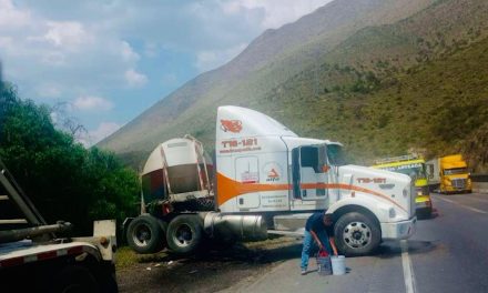 Unidad casi vuelca en la Carretera 57