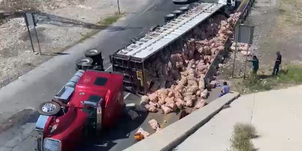 Vuelca camión cargado de cebollas en la Saltillo-Monterrey