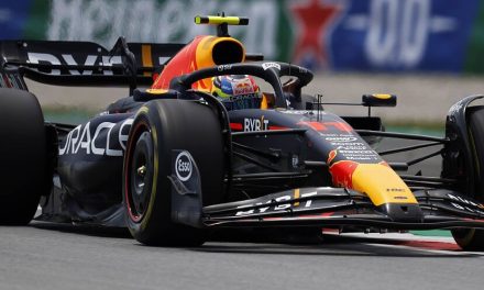 Checo Pérez deja escapar el podio en el GP de Países Bajos