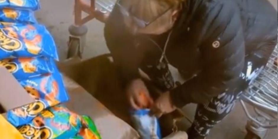 Mujer con mentalidad de tiburón hace los ‘sabri-clones’… rellena bolsas de Cheetos pirata