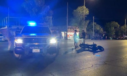 Conductor choca a motociclista y lo manda al hospital en Saltillo