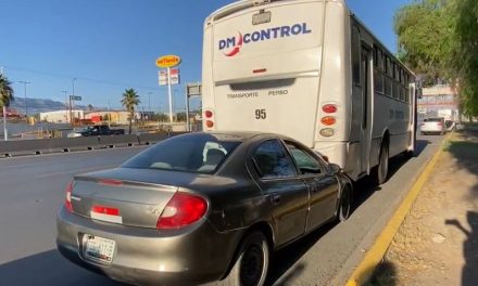 Auto choca por alcance contra camión de personal en Saltillo