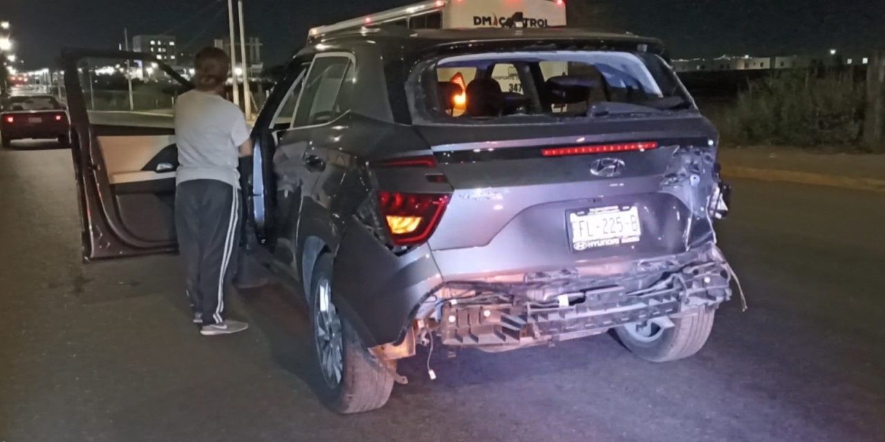 Mujer se pasa el rojo y termina impactada por un tráiler en Saltillo