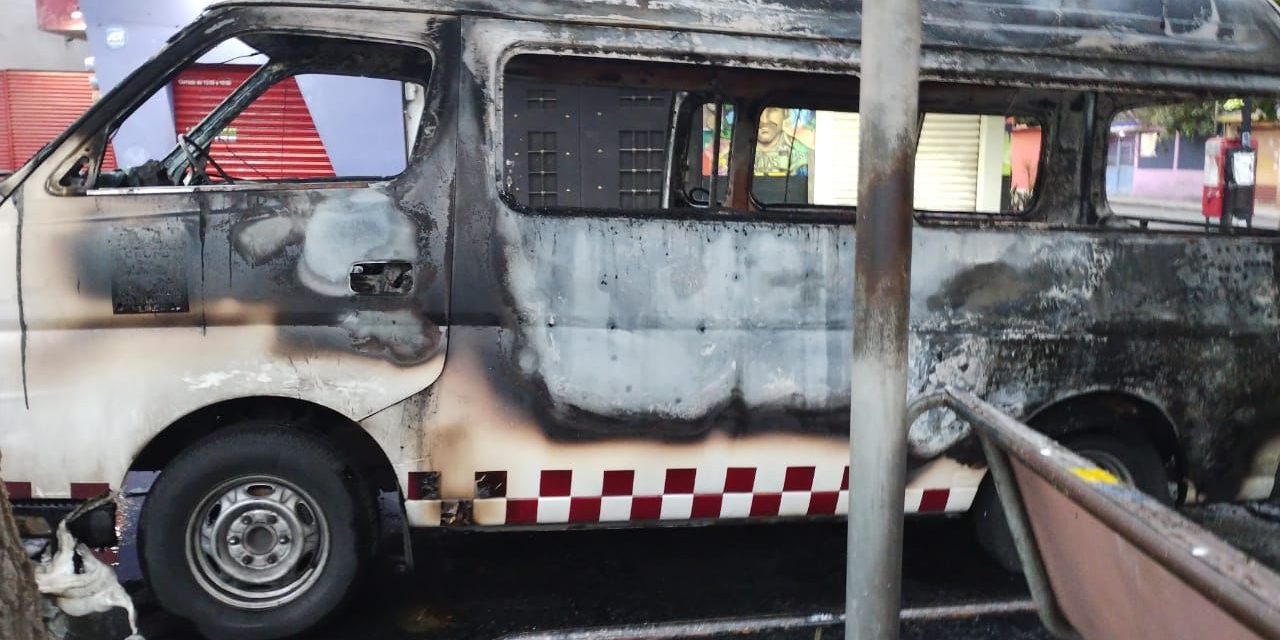 Video: Queman una combi en Edomex por negarse a pagar extorsión