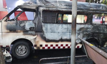Video: Queman una combi en Edomex por negarse a pagar extorsión