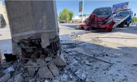 Hombre choca contra poste de concreto y deja su auto inservible en Saltillo