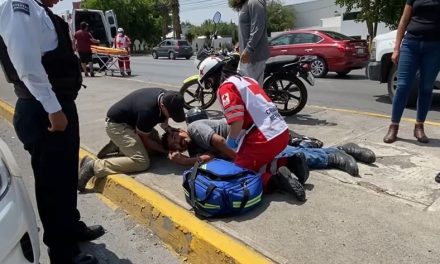 Convulsiona y cae de su motocicleta en pleno periférico LEA