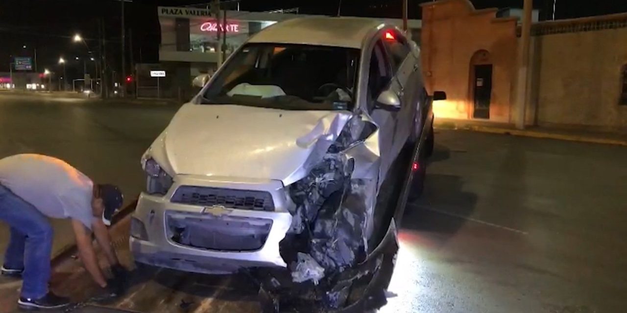 Saltillo: Derrapa y poste se le atraviesa, salió ileso y quedó detenido