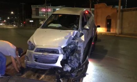 Saltillo: Derrapa y poste se le atraviesa, salió ileso y quedó detenido