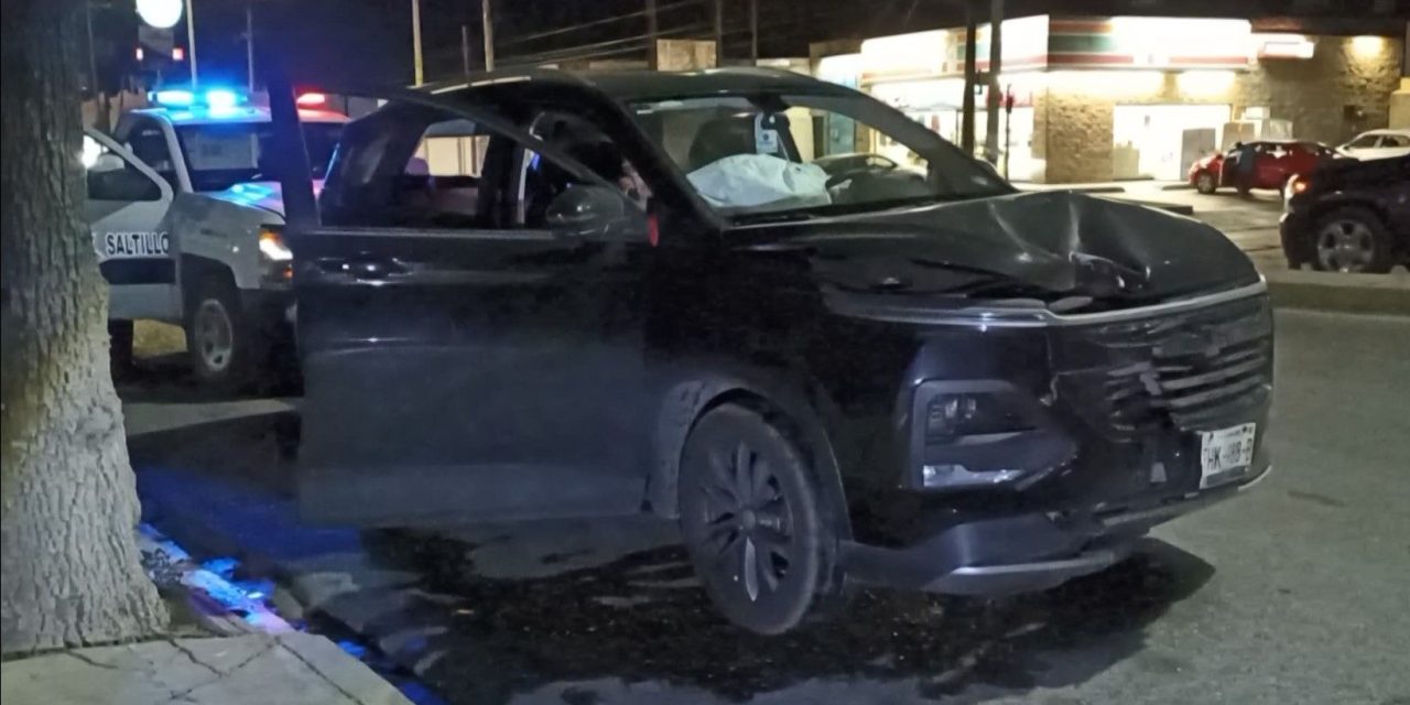 Saltillo: Derriba poste y afecta alumbrado público