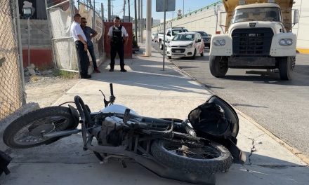 Camión derriba a motociclista en Saltillo y lo manda al hospital