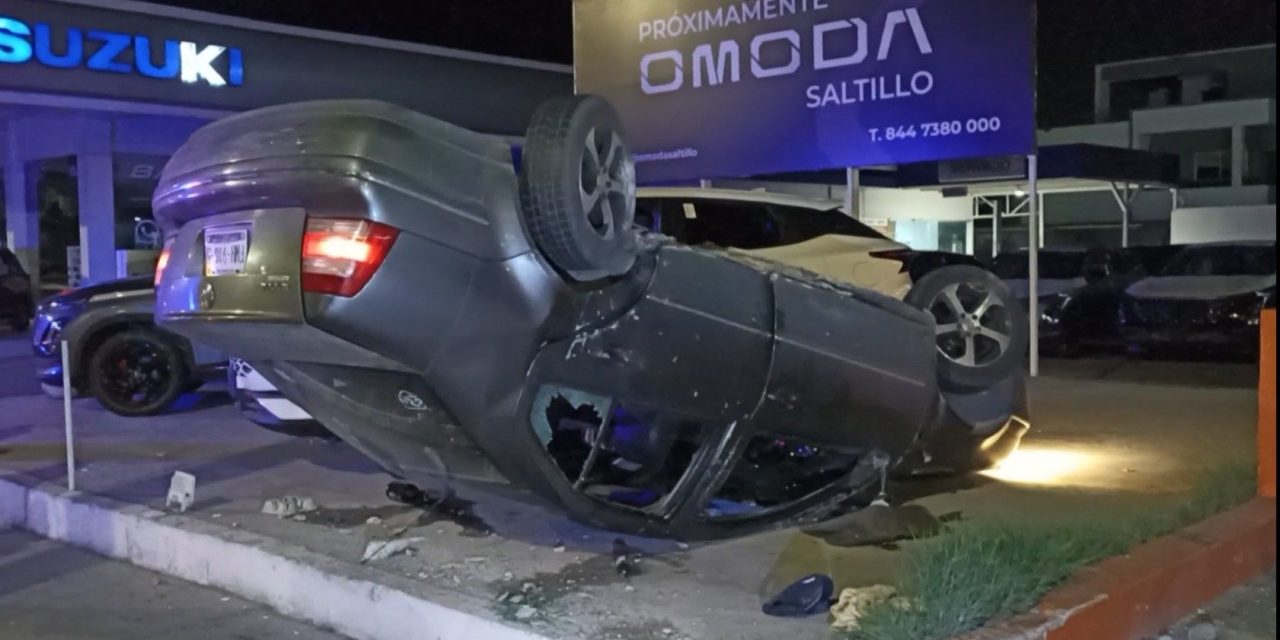 Saltillo: Se echa deuda a la espalda; volcó auto prestado y chocó unidad de agencia
