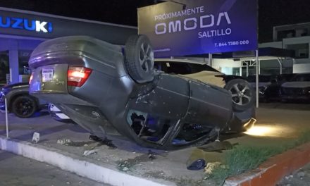 Saltillo: Se echa deuda a la espalda; volcó auto prestado y chocó unidad de agencia